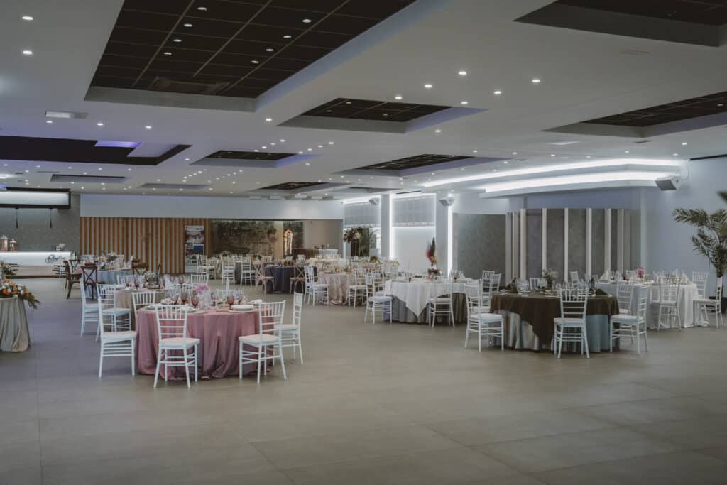 salón interior amplio de boda