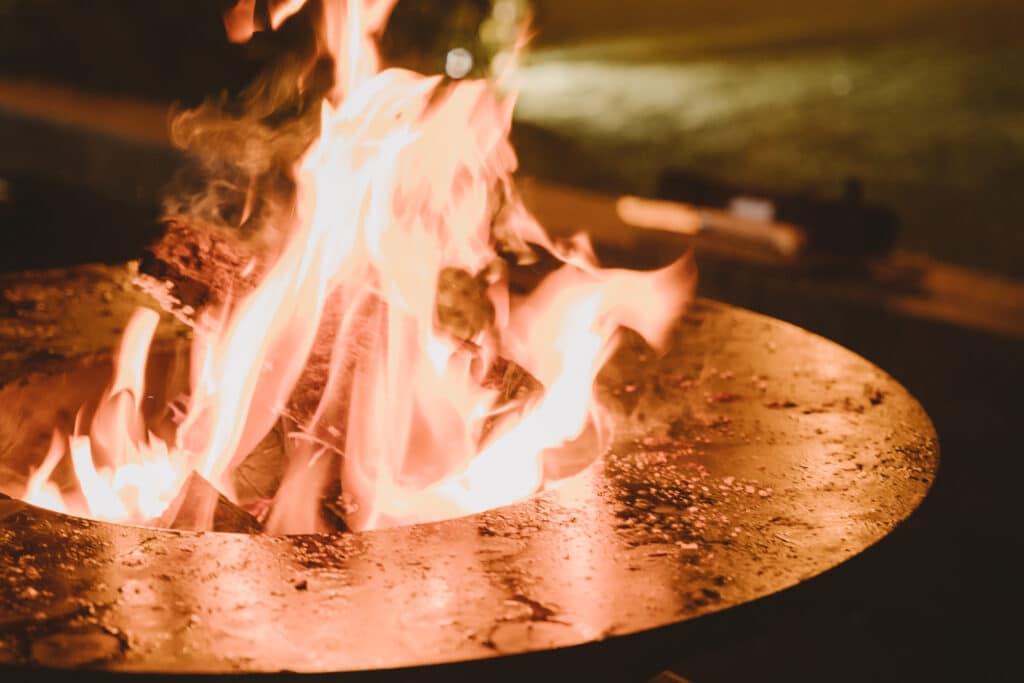 fuego y zamburiñas a la brasa