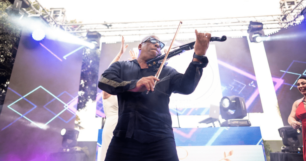hombre tocando el violín
